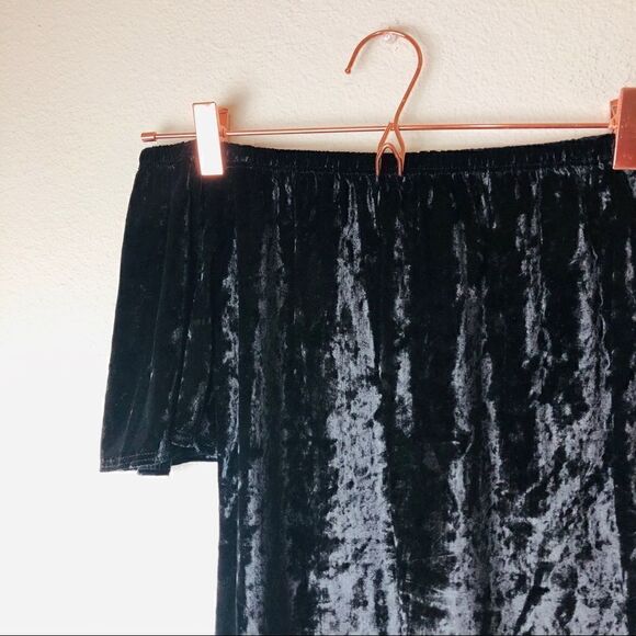 NWOT Francesca’s Collections Black Velvet Off Shoulder Top Small - Picture 4 of 7